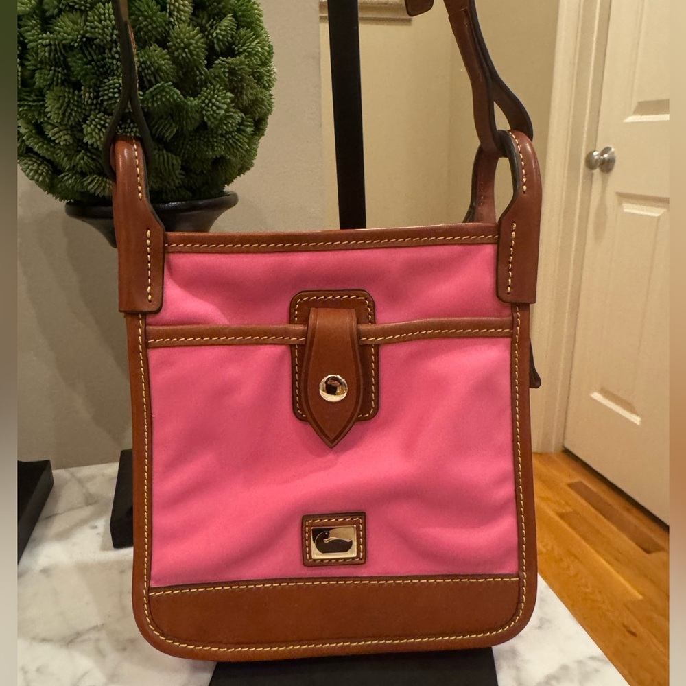 Dooney & Bourke - Wayfarer Letter Carrier - Lightweight, water-resistant nylon